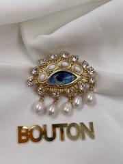Брошь Скиапар. золотистое в форме голубого глаза с жемчугами и стразами