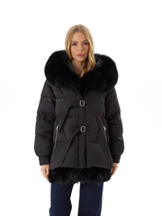 Черный пуховик с ремешками и меховыми вставками