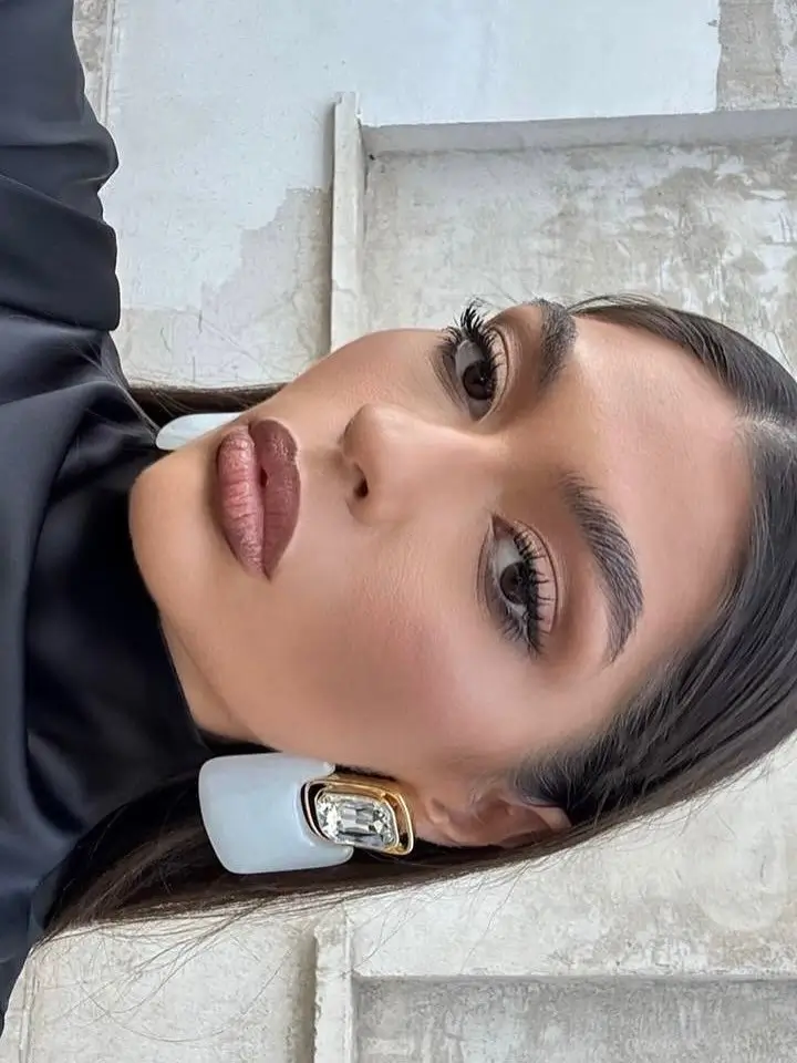 Серьги с камнем и молочным литьем