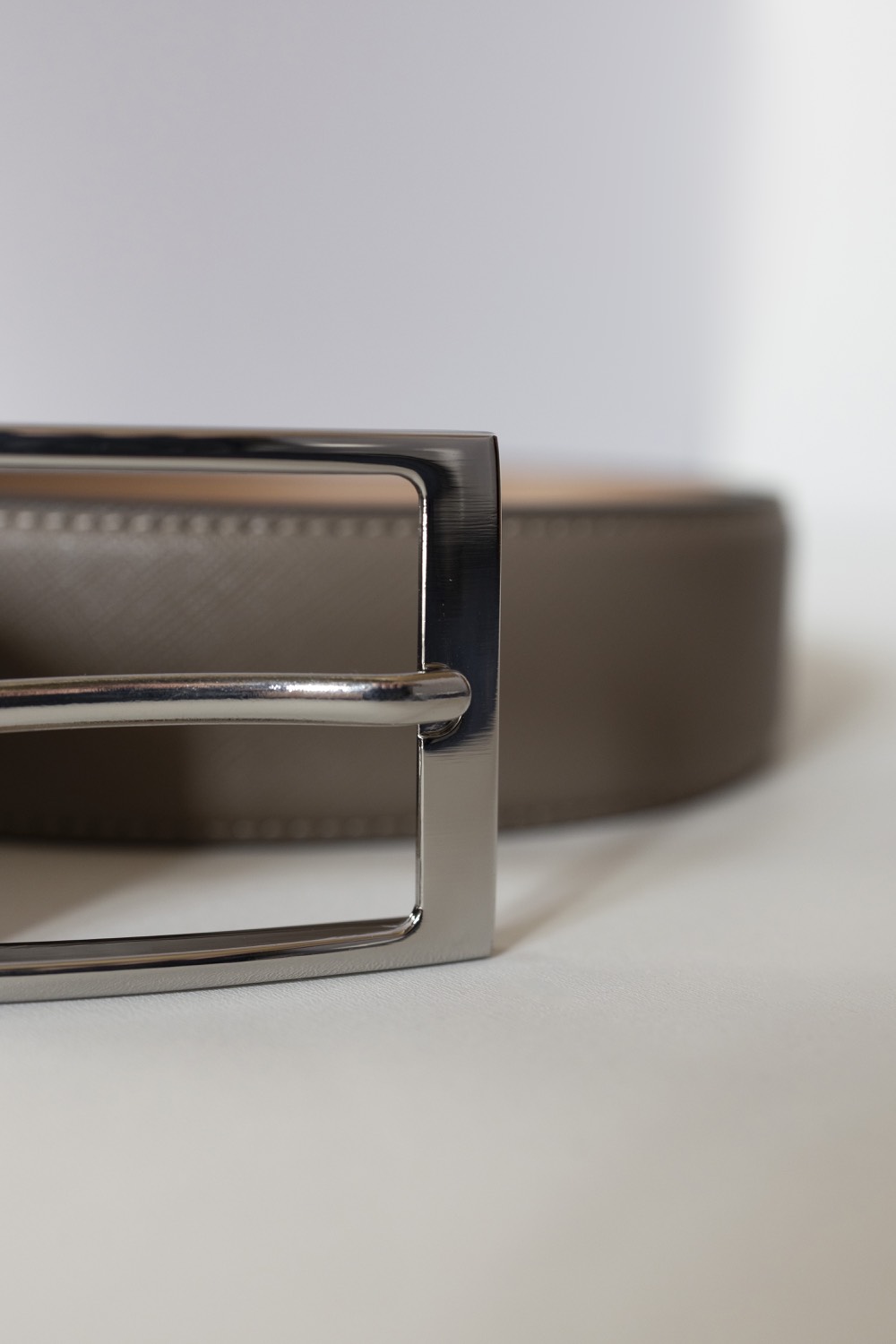 Классический ремень из кожи saffiano с пряжкой серебро, 35 мм, серо-коричневый