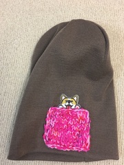 Зимняя шапка ANRU с песиком в розовом кармашке - это стильный и теплый головной убор, который станет отличным дополнением к вашему гардеробу.