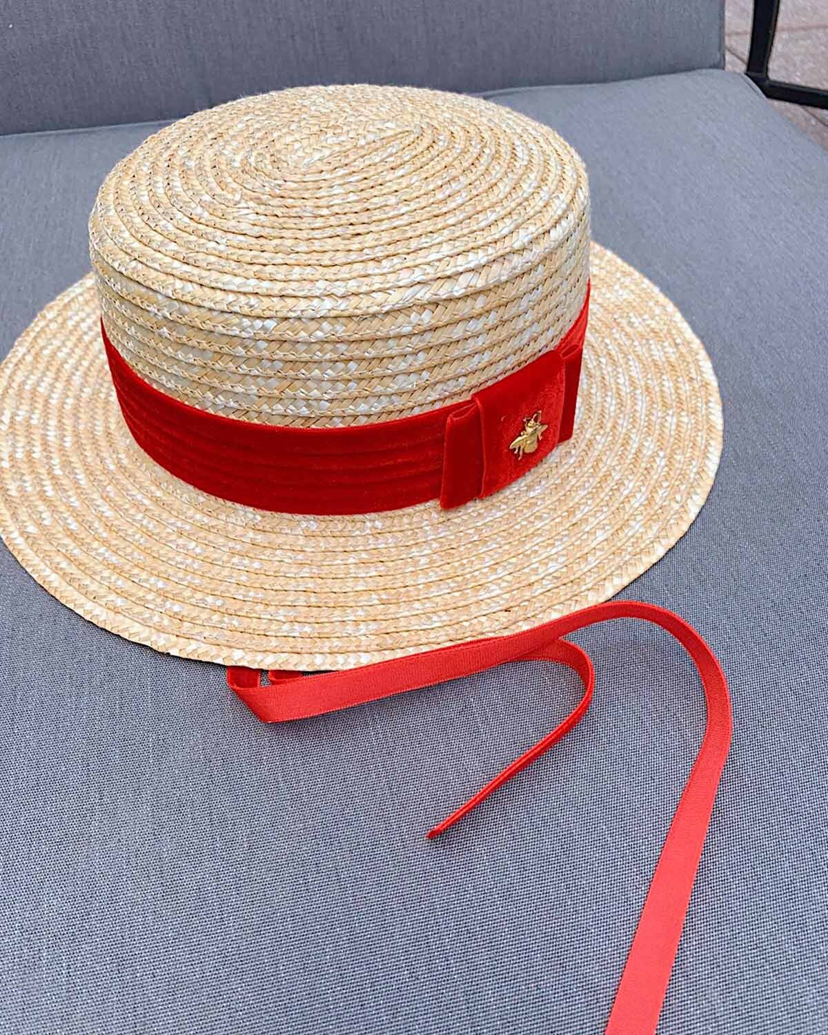 Соломенная шляпа-канотье с бархатной лентой и пчелой