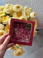 Шоколад ручной работы с малиной вишней и зеленым чаем