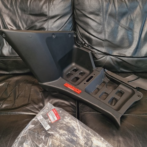 Honda Пластик правой подножки 80121-HN8-000ZA