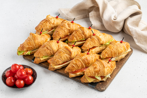 Круассан с томатом и сыром, 10 шт.