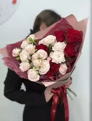 Букет Duo из нежных кустовых роз и красных одноголовых роз