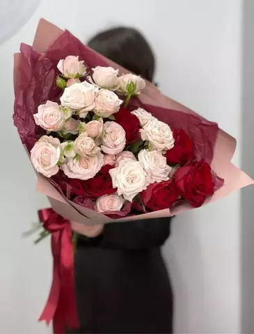 Букет Duo из нежных кустовых роз и красных одноголовых роз