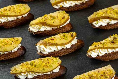 Брускетта с фламбированной грушей, 10 шт.