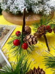 Еловая ветка с ягодами и шишками, еловая лапка искусственная, декор зимний 9 см, набор 10 шт