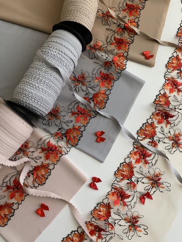 Вышивка на сетке бежевая/оранжевая (правая) 15 см