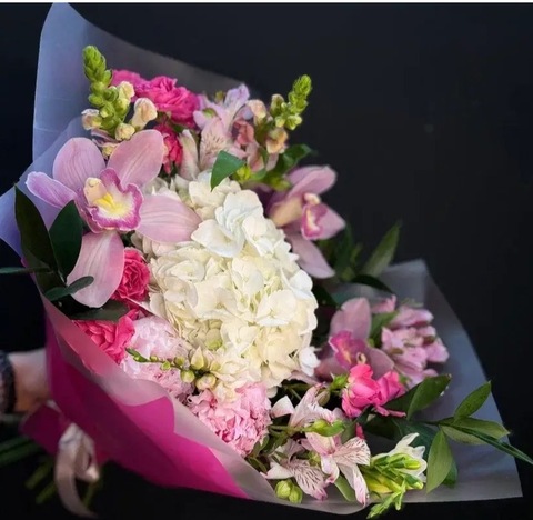 Букет с гортензией, кустовой розой, пионами и орхидеями