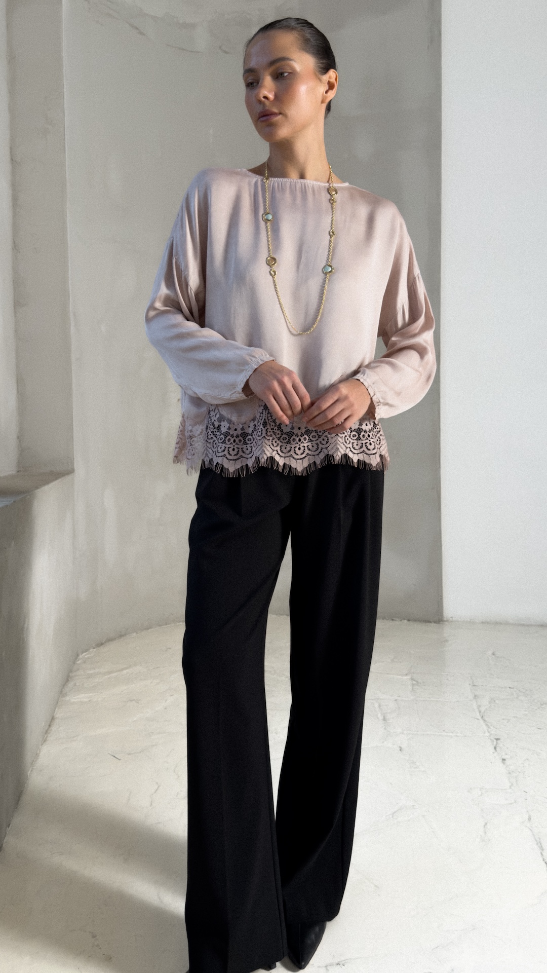 Топ свободного кроя с широким кружевом по краю