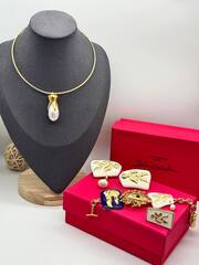 kolco-pechatka-s-beloj-ehmalyu-v-stile-schiaparelli