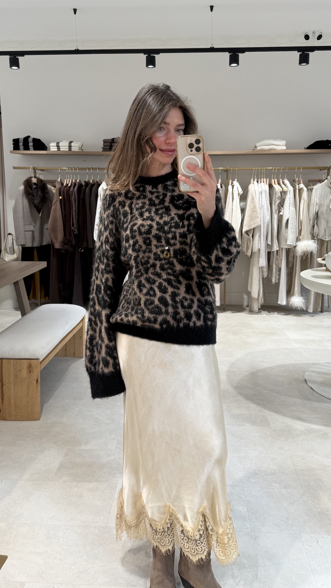 Объемный свитер с леопардовым рисунком