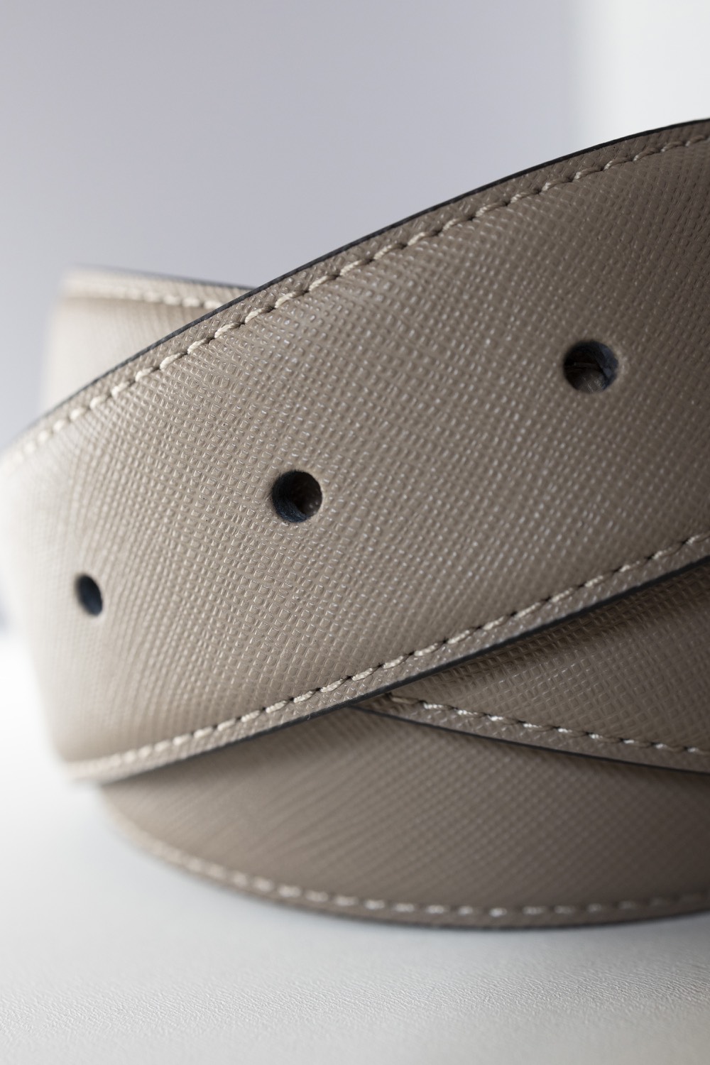 Классический ремень из кожи saffiano с пряжкой серебро, 35 мм, серо-коричневый