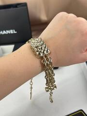 45274-braslet-cep-s-podveskoj-sumochka-by-chanel