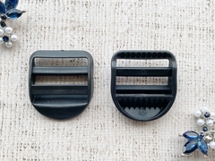 Пряжка-крыло 3-х щелевая пластик 3 см, чёрный