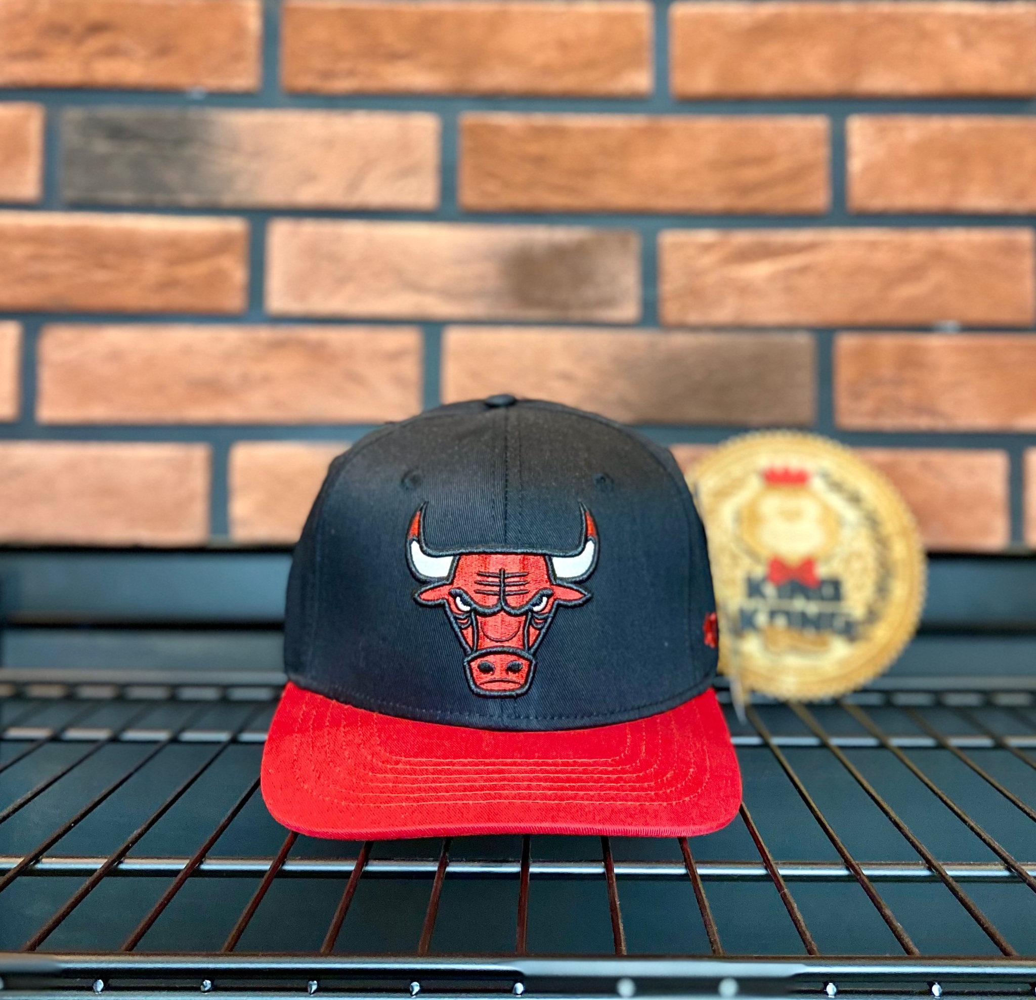 Бейсболка chicago bulls. Кепка Чикаго Буллз. Бейсболка Чикаго Буллз 90е. Бейсболка Chicago bulls Windy City. Кепка Чикаго Буллз нев ера серая.