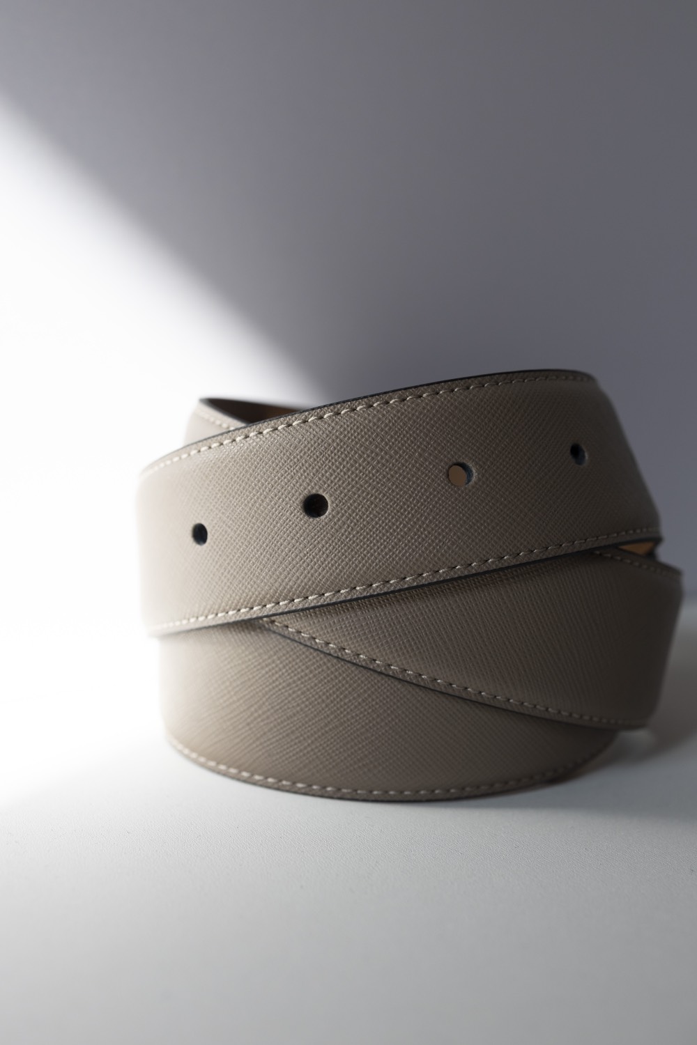 Классический ремень из кожи saffiano с пряжкой серебро, 35 мм, серо-коричневый