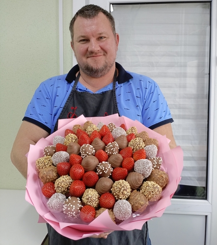 Большой букет из клубники в шоколаде
