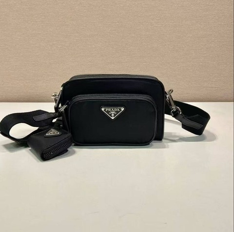 Сумка Prada через плечо из нейлона и кожи Saffiano