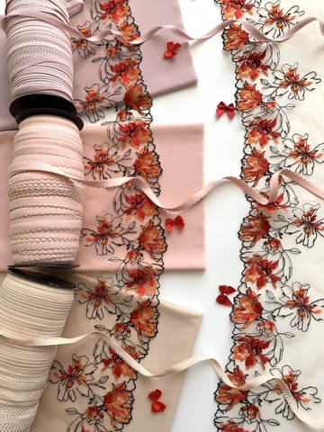 Вышивка на сетке бежевая/оранжевая (правая) 15 см