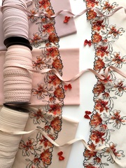 Вышивка на сетке бежевая/оранжевая (правая) 15 см