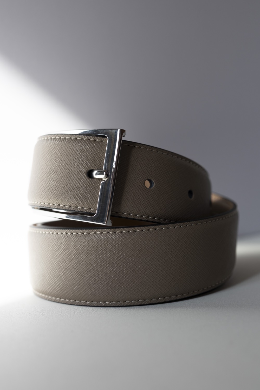 Классический ремень из кожи saffiano с пряжкой серебро, 35 мм, серо-коричневый