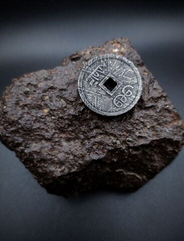 Сувенирная монета династии Цинь из метеорита Алетай