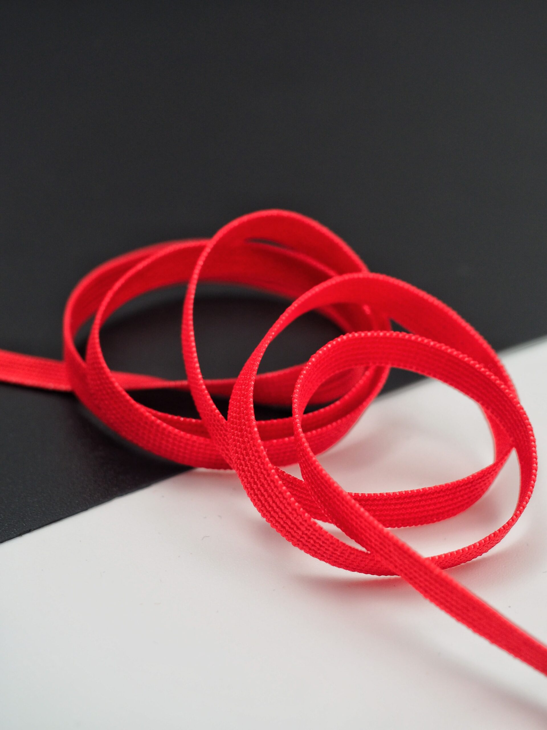 Резинка узкая бельевая красная ширина 6 мм