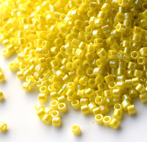 DBM-0160 Бисер цилиндрический Миюки делика 10/0 Желтый непрозрачный радужный /Miyuki delica 10/0 Opaque Yellow AB