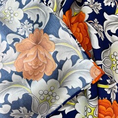 Платок шёлковый принт цветы на синем фоне 88*88 арт.П09