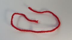 Красная нить из шерсти с подвеской (Рыбка маленькая)
