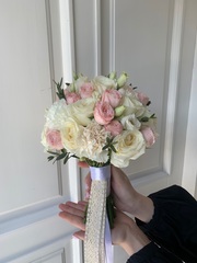 Свадебный букет из одноголовых роз, лизиантуса, диантусов и эвкалипта