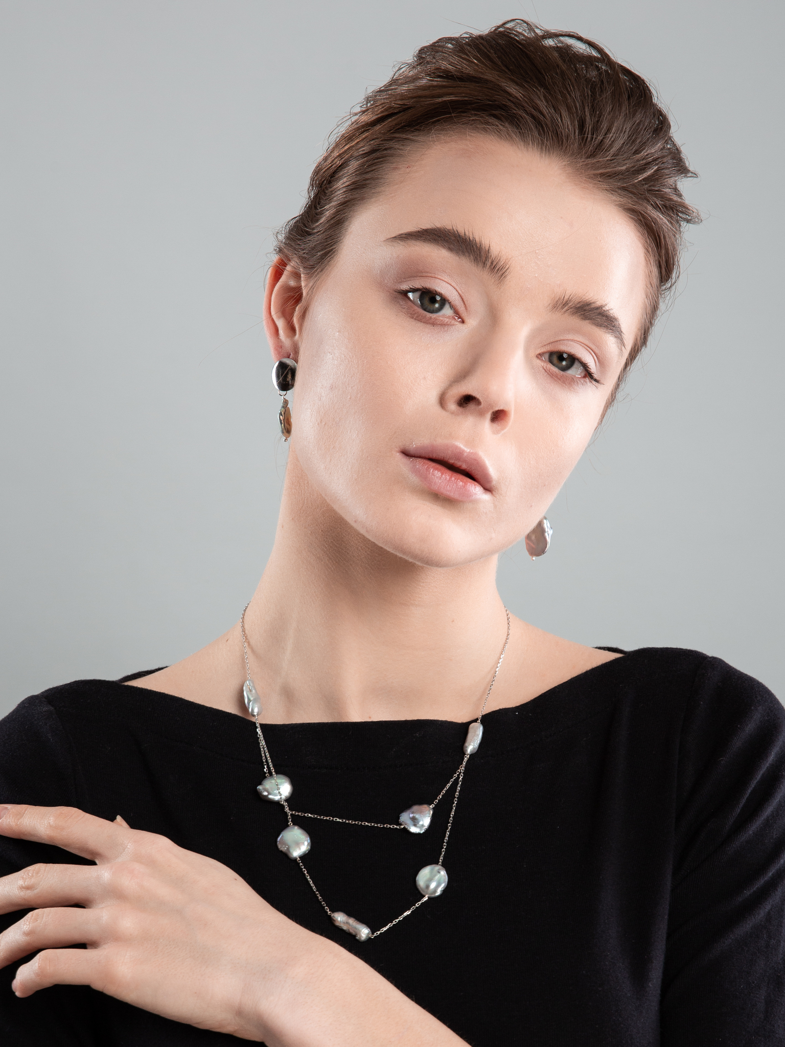 Серебряное колье из серого жемчуга барокко
