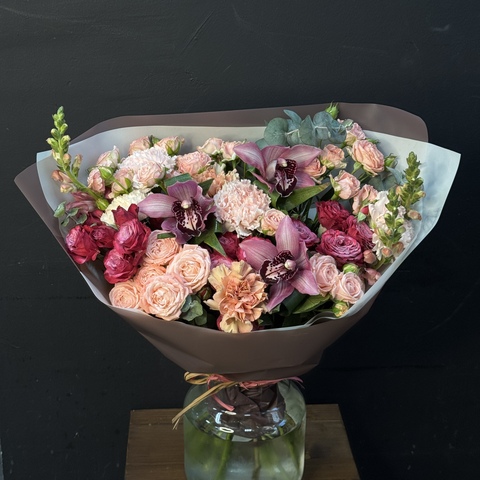 Букет из микса роз, диантусов и орхидей с антирринумом