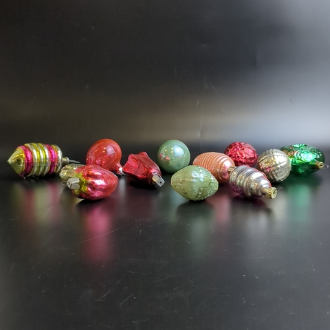 Ёлочные игрушки набор из 12 разных штук, шарики, перец, малинка и др, стекло, подвесные, винтаж времён СССР 1960-1980 гг. Советские ёлочные игрушки и украшения. Состояние и комплектация на фото,  могут присутствовать незначительные неровности и сколы, закрытые металлическим подвесом (под подвесом).