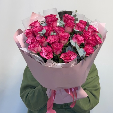 Букет из 25 шт яркой розы (40 см ) и эвкалипта