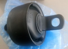 САЙЛЕНТБЛОК РЫЧАГА ЗАДНЕГО ПРОДОЛЬНОГО ПЕРЕДНИЙ i30 GD, CEED JD HYUNDAI (ЛЕВЫЙ)