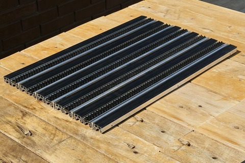 Придверная решетка Gidrolica Step – резина + щетка + скребок, 390×590 мм