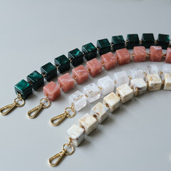 Ручка с бежевыми квадратными бусинами S-07