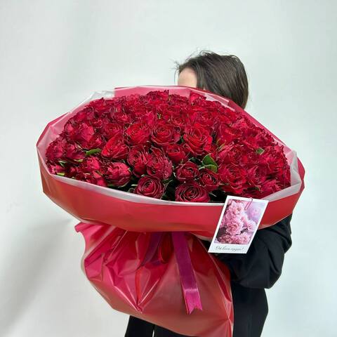 Букет из 101 красной розы кении в яркой упаковке