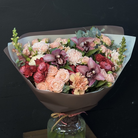 Букет из микса роз, диантусов и орхидей с антирринумом