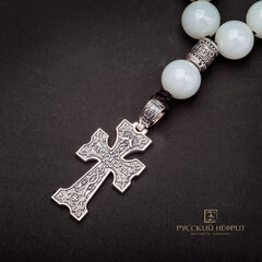 Чётки из белого нефрита с серебряным крестом.
