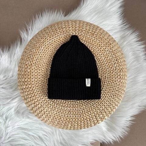 Мягкая вязаная шапочка