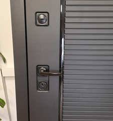 Входная металлическая дверь с зеркалом Лабиринт Пиано зеркало Панорама тонированное (черная фурнитура)