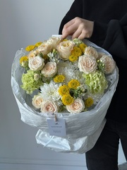 Букет из кустовых пионовидных роз, хризантемы, диантусов и оксипеталума