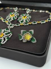 30430-komplekt-ukrashenij-kole-sergi-v-stile-bvlgary-s-zelenymi-i-zheltymi-kamnyami