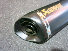 Глушитель Akrapovic Honda Suzuki Yamaha Kawasaki чёрный короткий