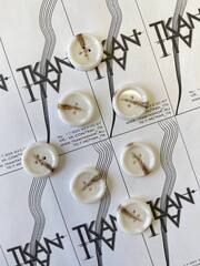 Пуговица пластиковая четырехпрокольная (пластик, Роговой/бело-молочная гамма, 26)